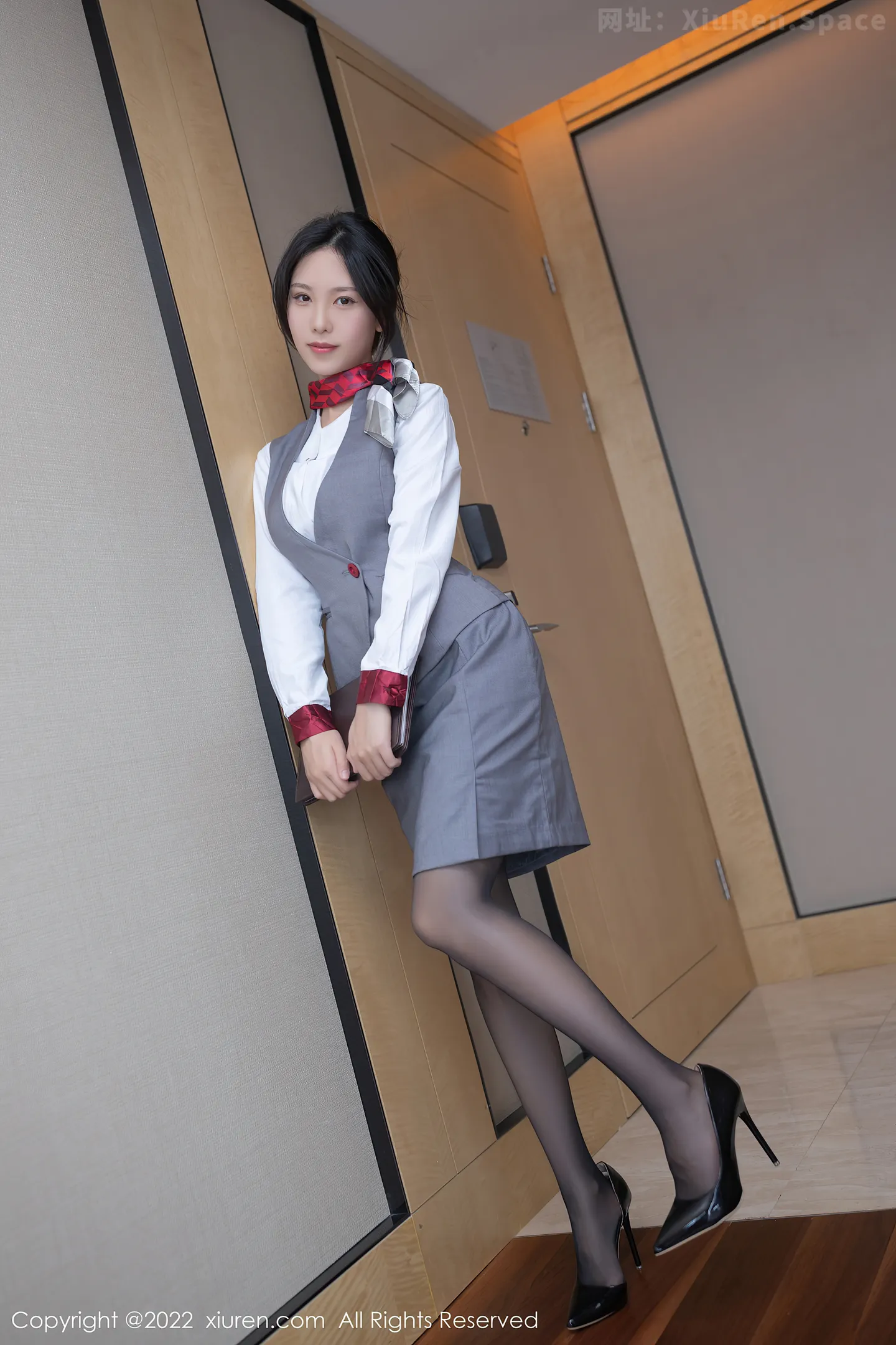 图片[2]-[XiuRen秀人网]VOL.5027 模特利世空姐制服主题性感白T配超薄黑丝露蕾丝内衣诱惑写真83P-秀人网官方网站